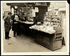 Marchand de journaux aveugle, John Comuni, à son stand à la 3e Avenue et la 18e Rue, New York, 1926